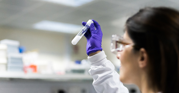 Pesquisadora da AstraZeneca analisando amostra em laboratório para desenvolvimento de medicamentos inovadores